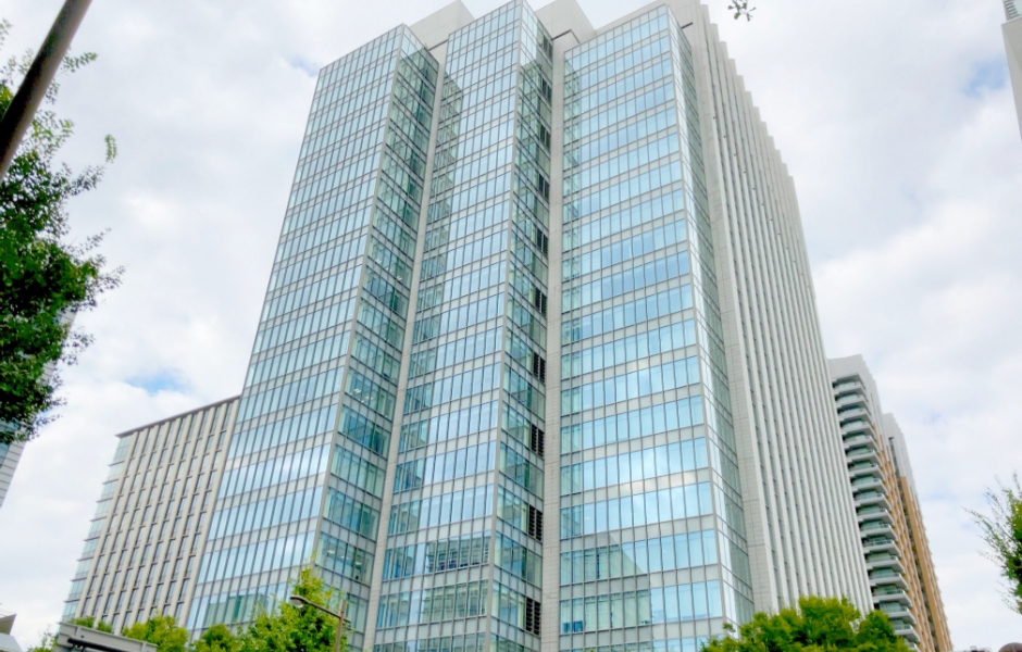 日本話し方センターが入居する神田神保町三井ビルディング。1階にはTULLYやレストランが入った近代的なビルです。